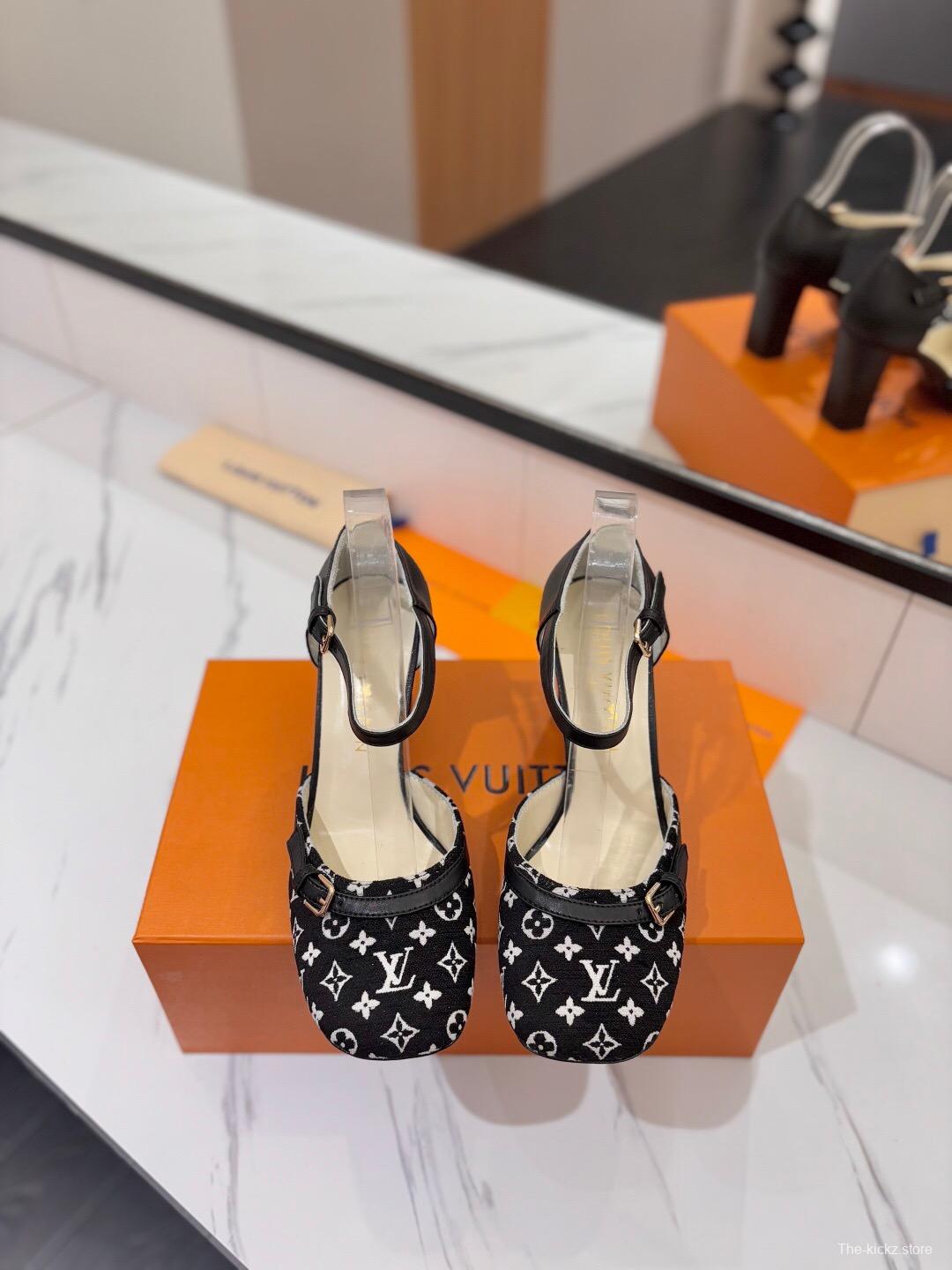 2025 Women Louis Vuitton Black White Canvas Leather Pumps KFY00310